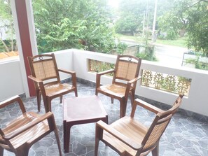 Terrace/patio - Pradeepa Guest House (Polonnaruwa)