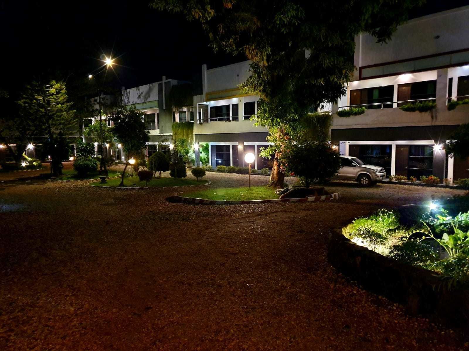 Fachada de la propiedad por la tarde o noche