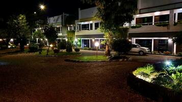 Bagian depan properti - sore/malam