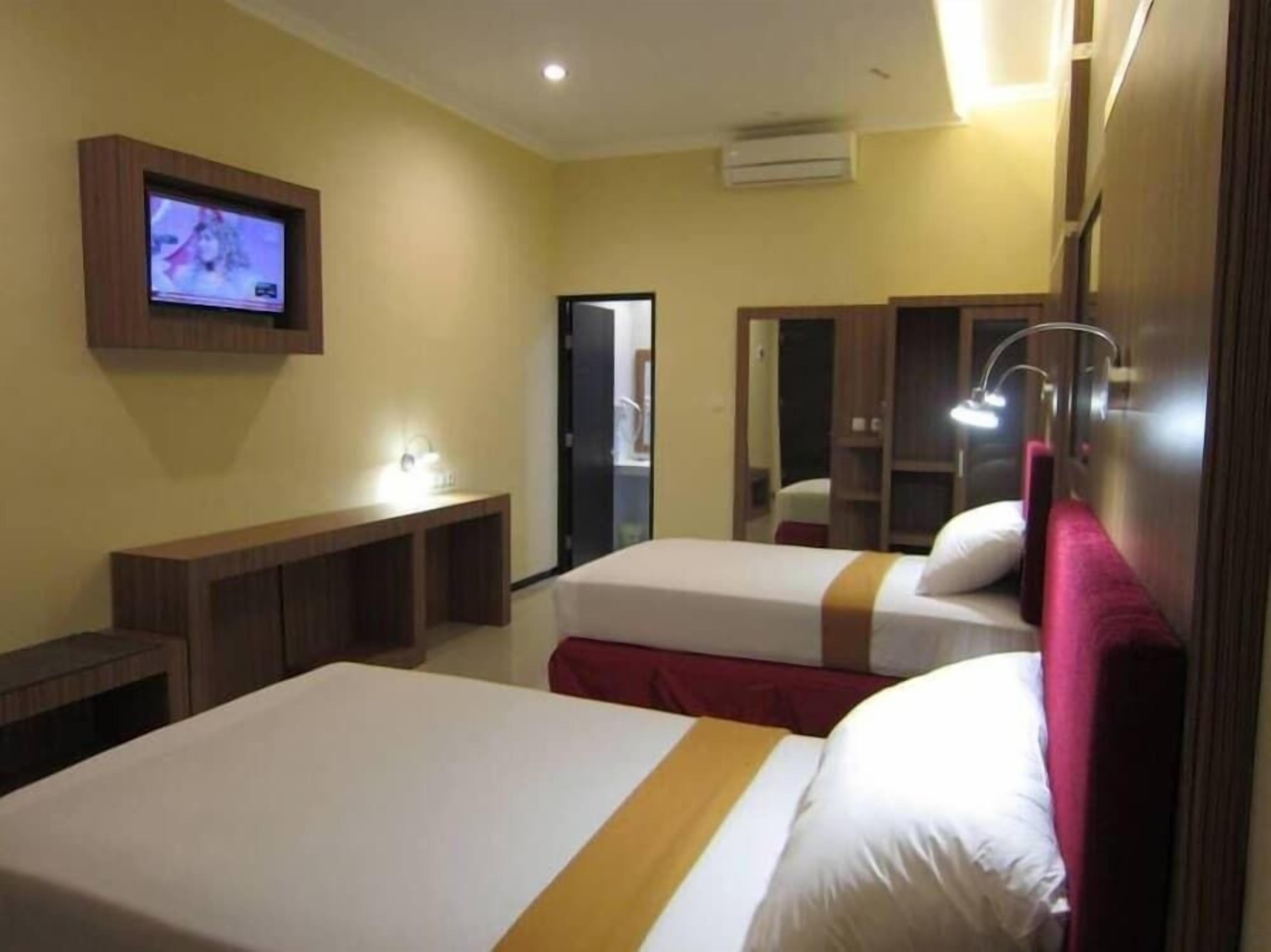 In-room safe, desk, soundproofing, rollaway beds