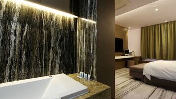 Chambre Standard | Salle de bain | Douche hydromassante, articles de toilette de luxe, sèche-cheveux