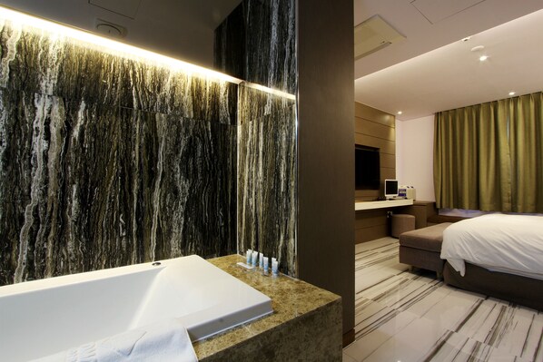 Habitación estándar | Baño | Regadera con hidromasaje y amenidades de baño de diseñador 