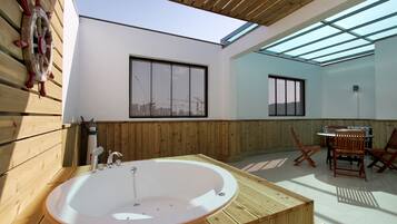 Suite | Deep soaking bathtub