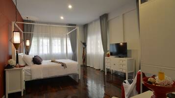 5-Bedrooms Luxury Villa with Private Pool and Garden | 5 bedrooms, in-room safe, desk, blackout curtains