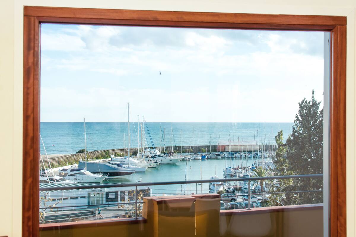 ecoGRUSAPARTMENTS CAPITANIA | Premium bedding, down comforters, individually decorated