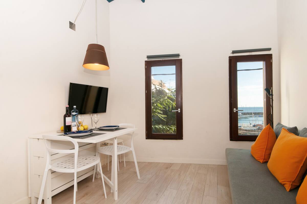 ecoGRUSAPARTMENTS MEDITERRANI | Peralatan tempat tidur premium, gebar bulu kapas, meja 