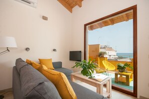 ecoGRUSAPARTMENTS CAPITANIA | 거실 | 케이블 채널 시청이 가능한 32인치 스마트 TV, TV, 넷플릭스