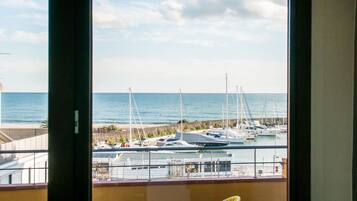 ecoGRUSAPARTMENTS CAPITANIA | Premium bedding, down duvets, individually decorated