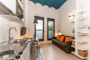 ecoGRUSAPARTMENTS ORIENT | Dapur pribadi | Lemari es, microwave, kompor, dan mesin espresso