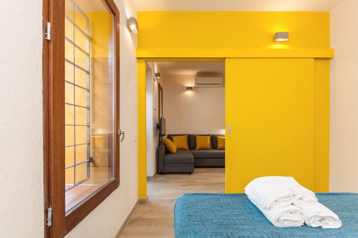 ecoGRUSAPARTMENTS TERRA | Peralatan tempat tidur premium, gebar bulu kapas, meja 