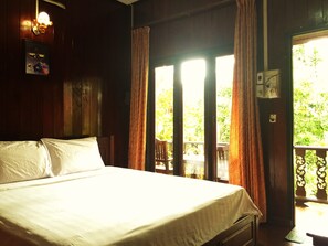Standard Double Room with Balcony | In-room safe, desk, free WiFi - Vang Vieng Sunrise View Resort (Vang Vieng)