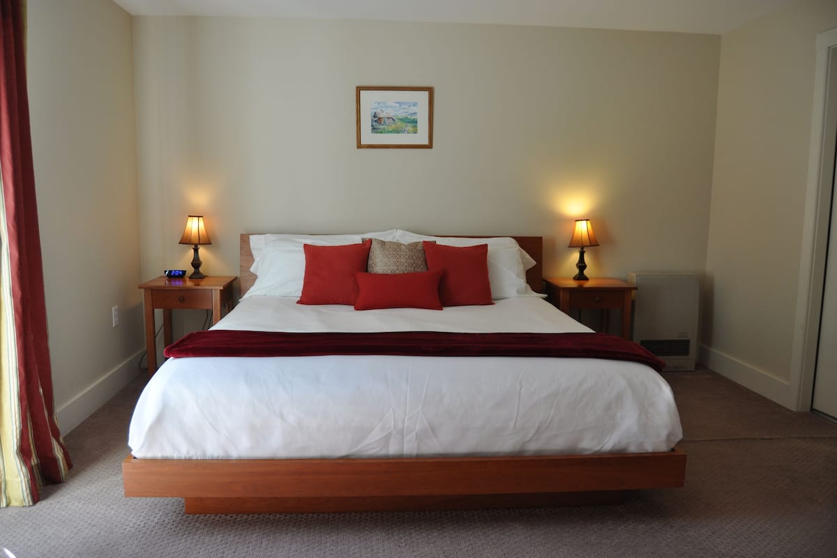 Habitación de lujo, 1 cama de matrimonio grande, balcón, vistas al río | Ropa de cama de alta calidad, edredones de plumas, cortinas opacas