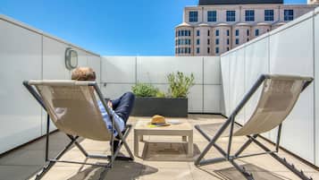 Habitación superior, 1 cama de matrimonio grande, terraza | Ropa de cama de alta calidad, caja fuerte, escritorio