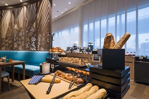 Daily buffet breakfast for a fee - Golden Tulip Marseille Euromed (Marseille)
