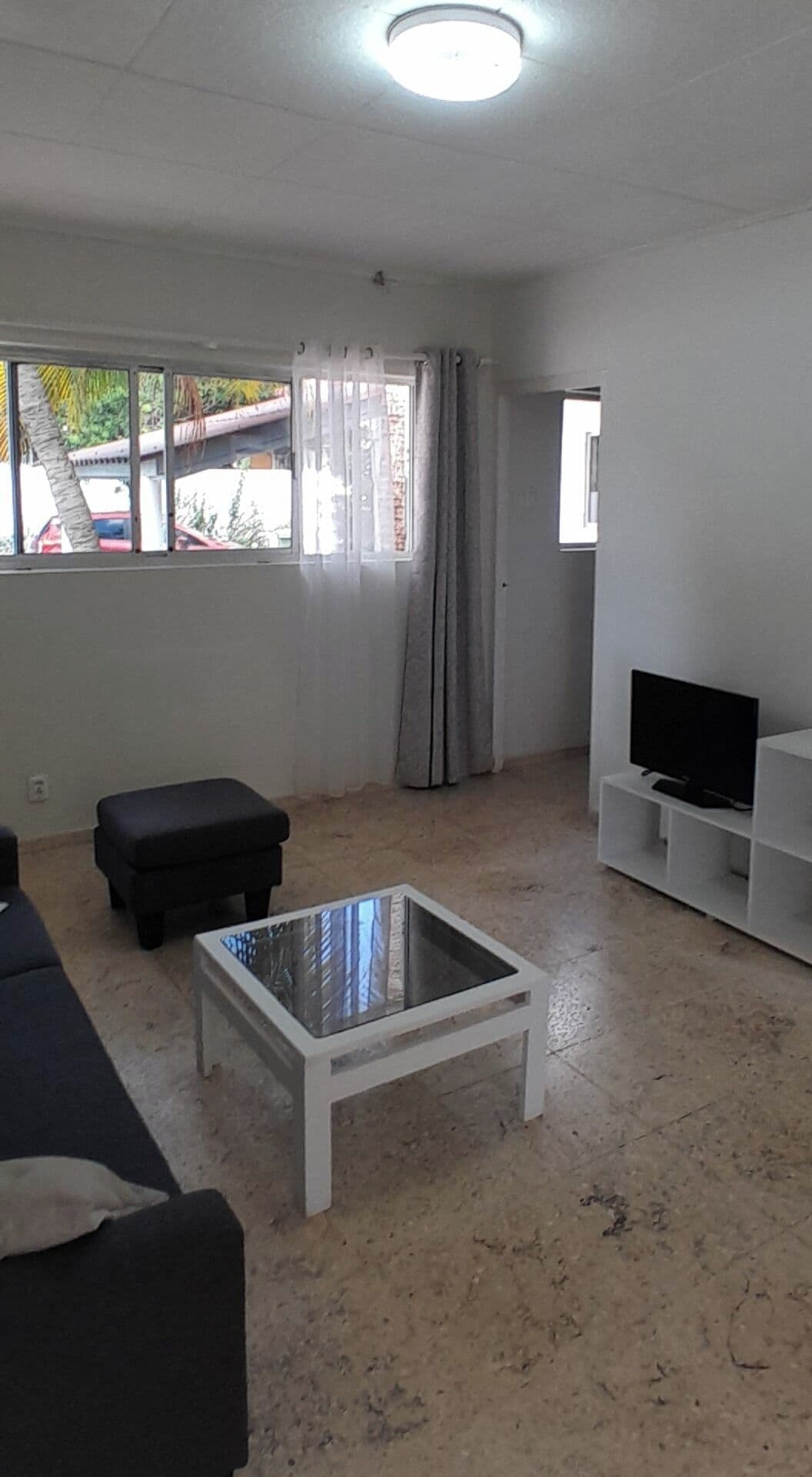 1 Bedroom Apartment Sunny | Área de sala de estar | Televisión de 32 pulgadas con canales por cable 