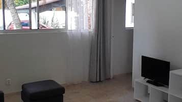 1 Bedroom Apartment Sunny | Área de sala de estar | Televisión de 32 pulgadas con canales por cable