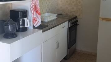 1 Bedroom Apartment Sunny | Cocina privada | Refrigerador con congelador, microondas, horno y parrilla de estufa