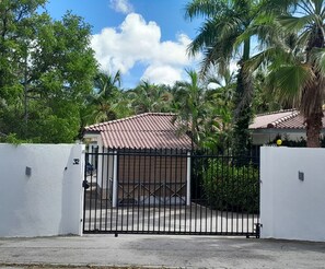 Front of property - Damacor Apartments (Willemstad)