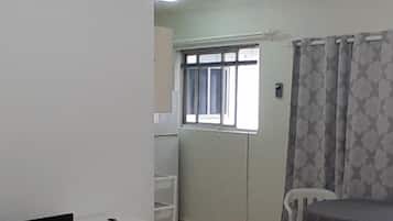 1 Bedroom Apartment Sunny | Área de sala de estar | Televisión de 32 pulgadas con canales por cable