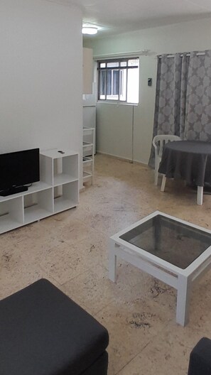 1 Bedroom Apartment Sunny | Área de sala de estar | Televisión de 32 pulgadas con canales por cable 