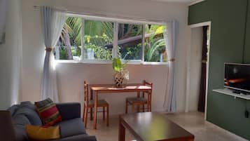 1 Bedroom Apartment Sunny | Área de sala de estar | Televisión de 32 pulgadas con canales por cable