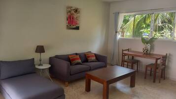 1 Bedroom Apartment Sunny | Área de sala de estar | Televisión de 32 pulgadas con canales por cable