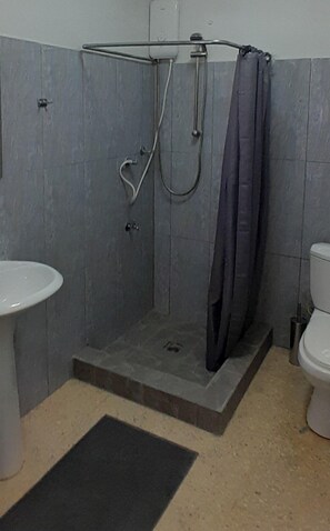 Bathroom - Damacor Apartments (Willemstad)