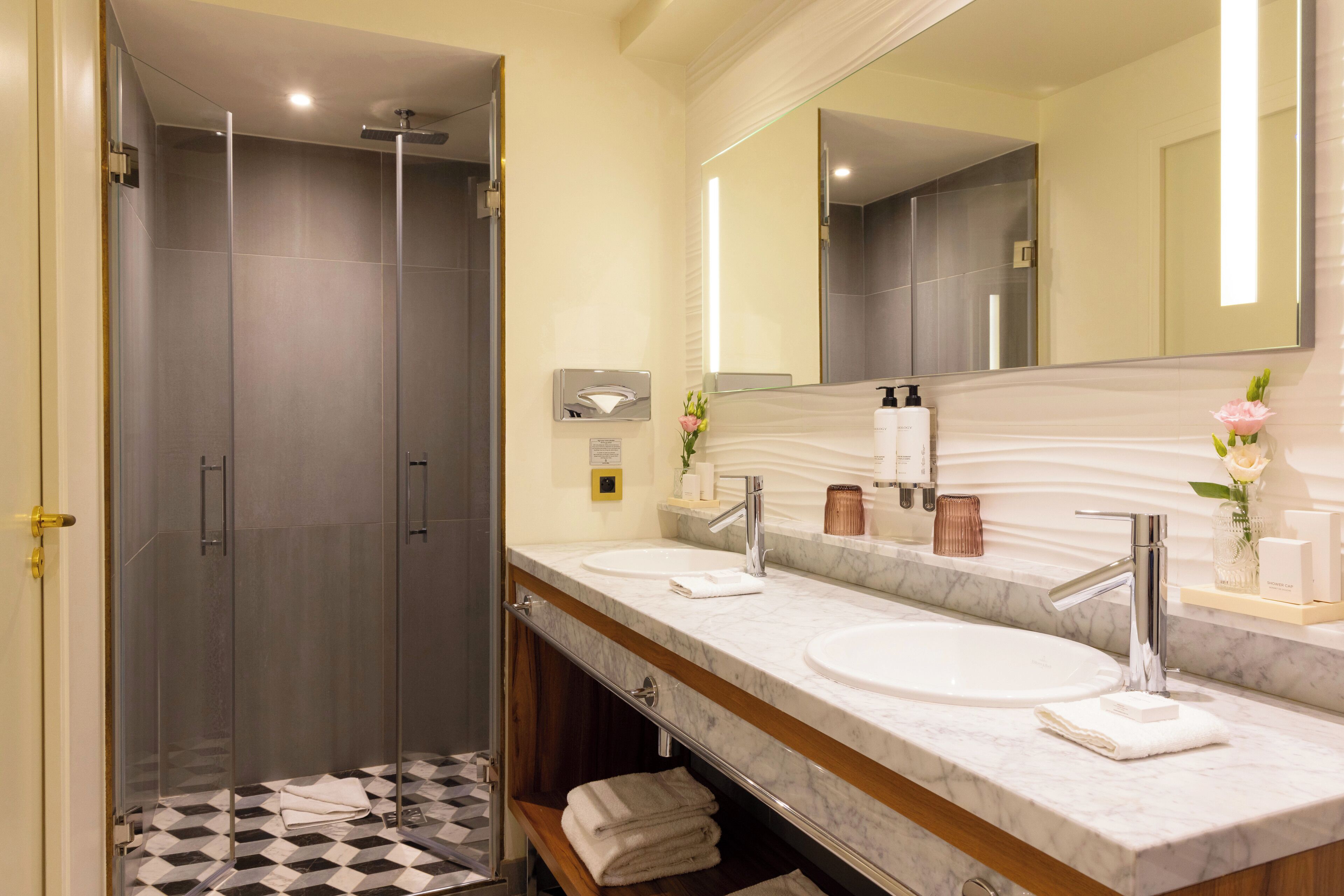 junior suite | bathroom | shower, hydromassage showerhead, hair dryer, bathrobes