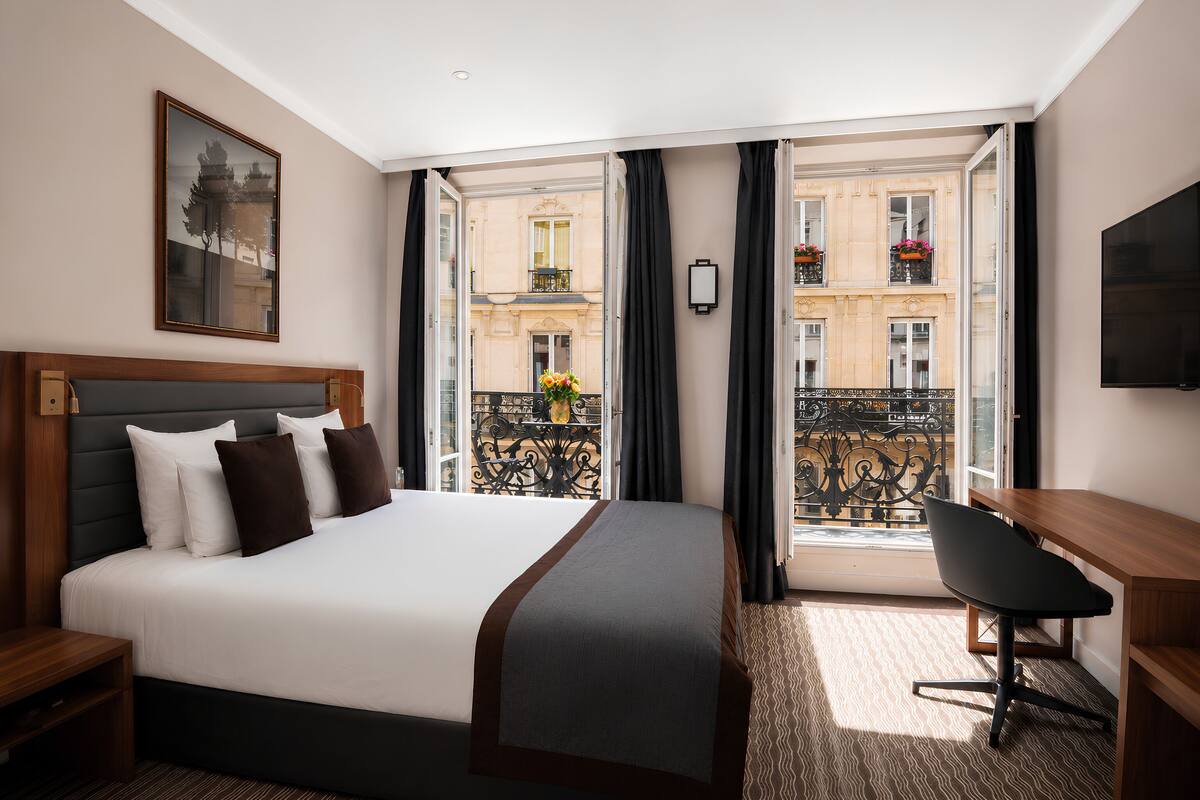 Quarto luxo, sacada | Roupas de cama premium, frigobar, cofres nos quartos, escrivaninha
