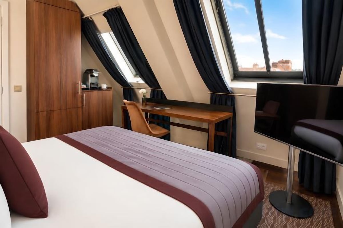 Premium bedding, minibar, in-room safe, desk