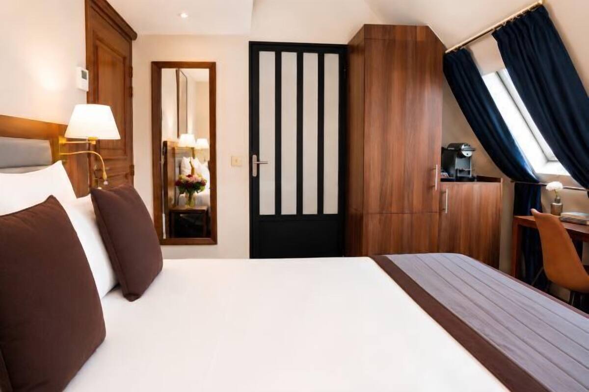 Roupas de cama premium, frigobar, cofres nos quartos, escrivaninha