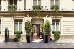 Front of property - Mayflower Opéra  (Paris)