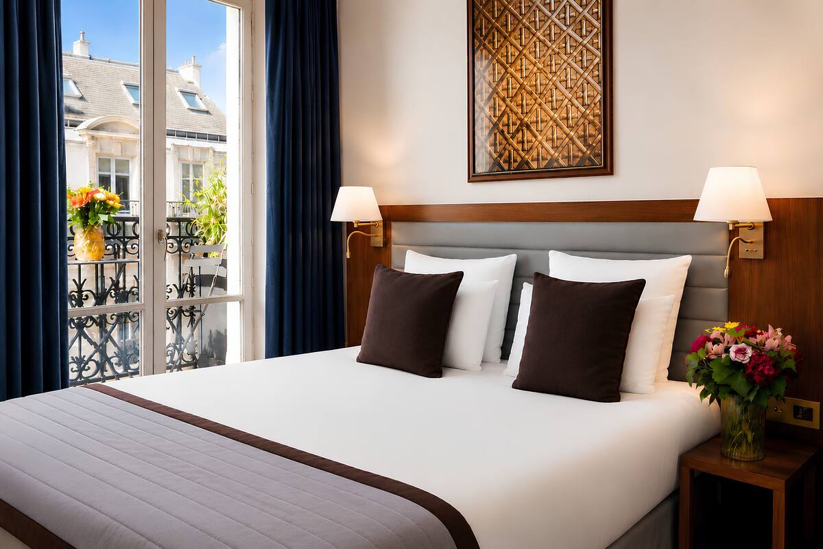 Quarto clássico | Roupas de cama premium, frigobar, cofres nos quartos, escrivaninha