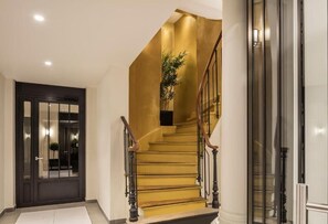 Staircase - Mayflower Opéra  (Paris)