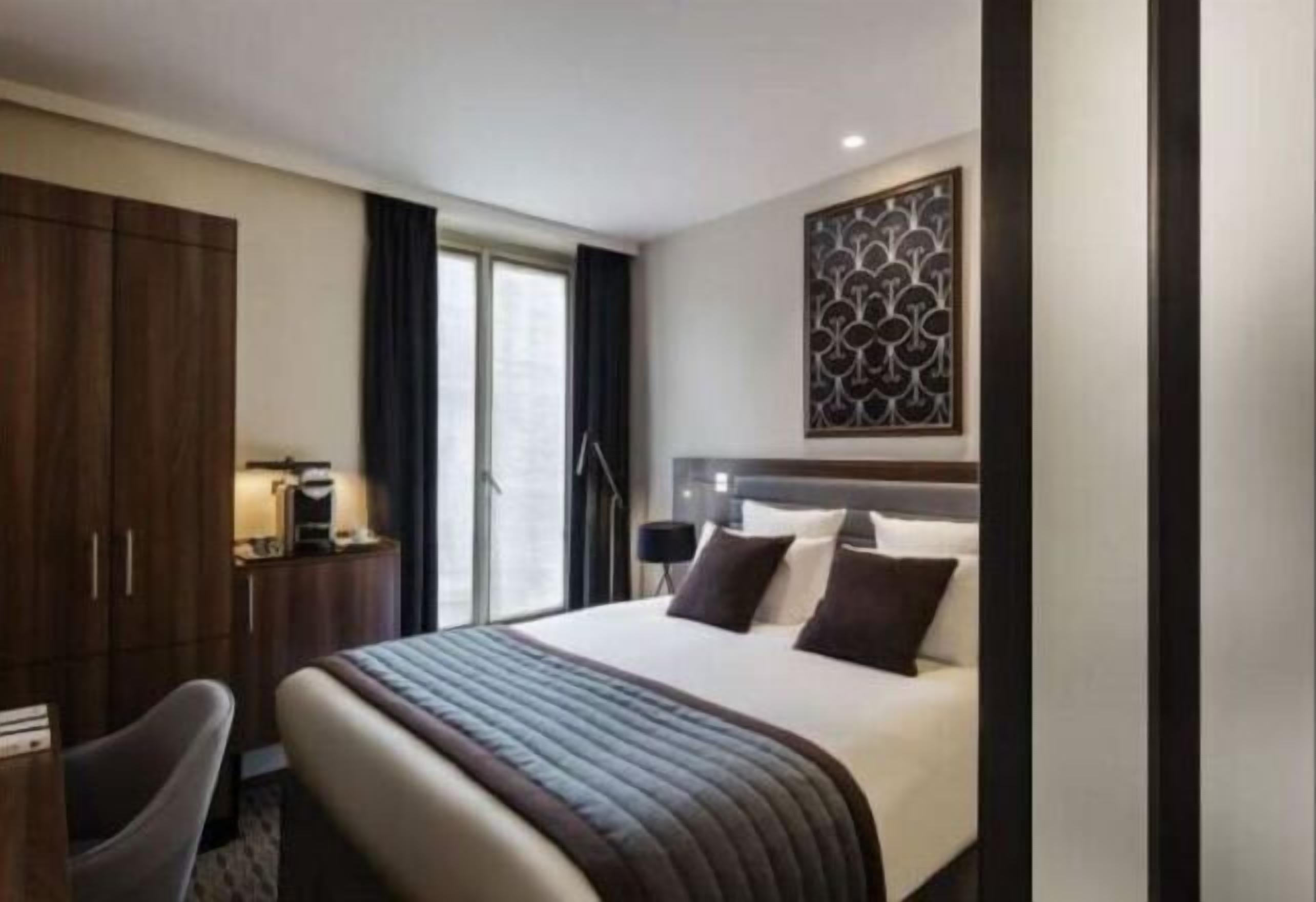 Premium bedding, minibar, in-room safe, desk