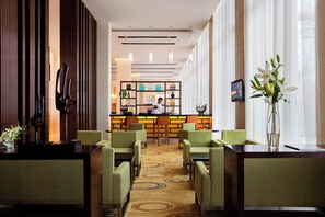 Room, 1 Queen Bed | Restaurant | 2 restaurants, breakfast, lunch, dinner served; international cuisine - Fairfield By Marriott Bengaluru Outer Ring Road (Bengaluru)