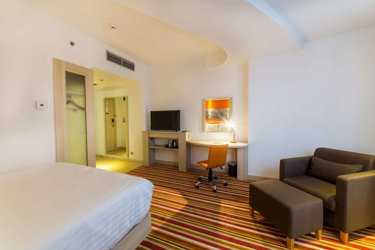 Room, 1 Queen Bed, Non Smoking | Premium bedding, in-room safe, desk, soundproofing