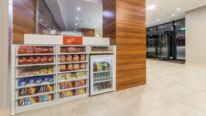 Máquina expendedora de snacks y bebidas.