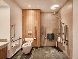 Un baño moderno con inodoro, bidé y ducha.