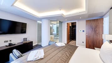 In-room safe, desk, laptop workspace, blackout curtains