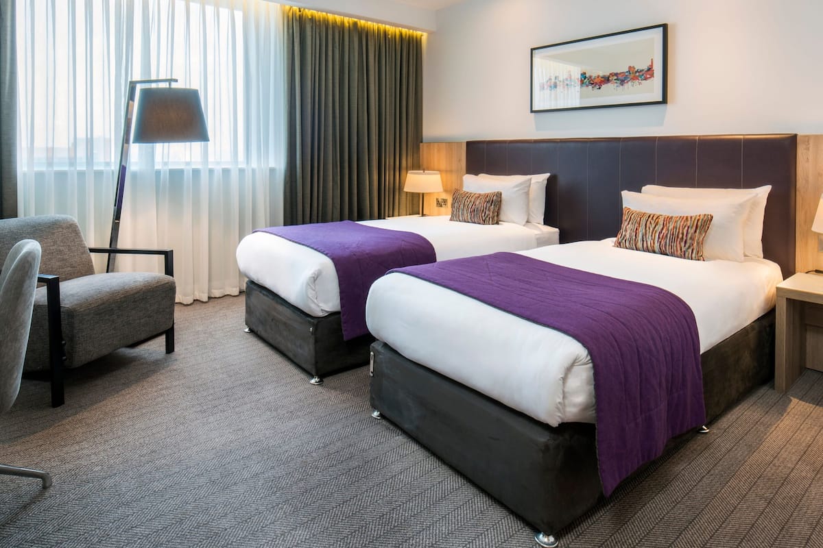 Deluxe Twin Room | In-room safe, desk, laptop workspace, blackout drapes