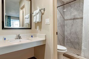 Quarto standard, 2 camas de casal, para não fumantes | Banheiro | Chuveiro/banheira combinados, toalhas de banho