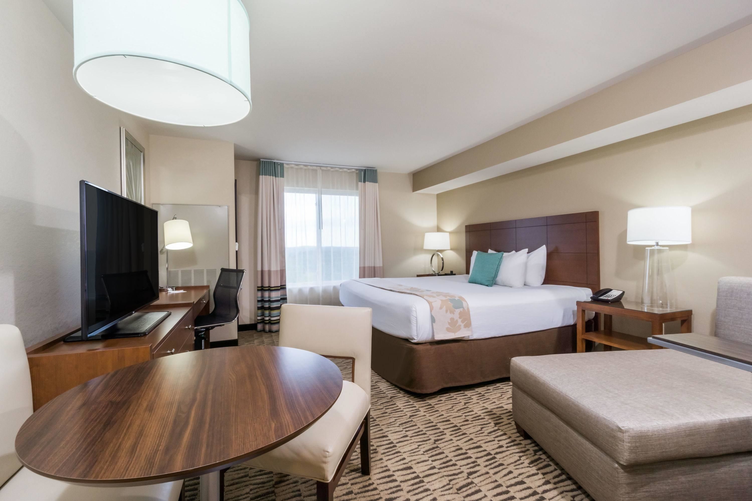 Luxe beddengoed, donzen dekbedden, een kluis op de kamer, een bureau