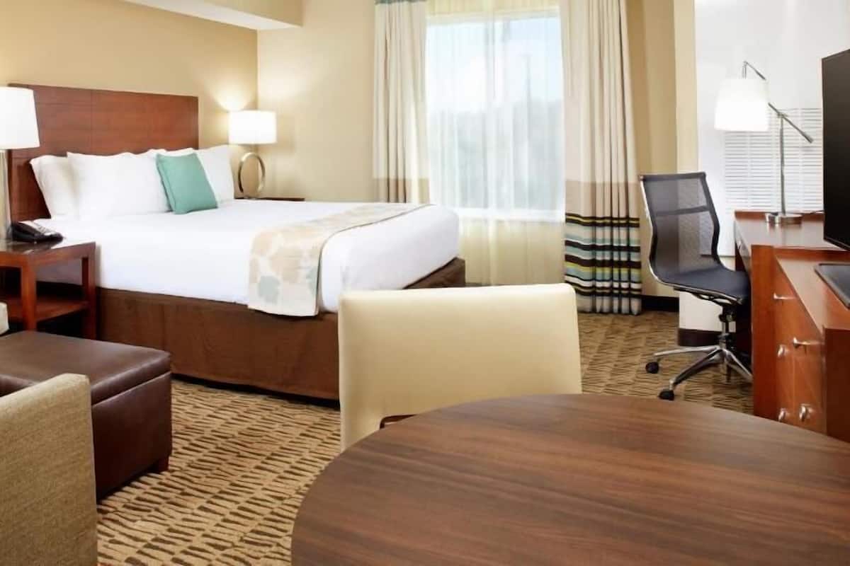 Premium bedding, down comforters, in-room safe, desk