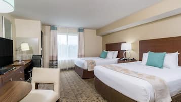 Sengetøy av topp kvalitet, dundyner, safe på rommet og skrivebord