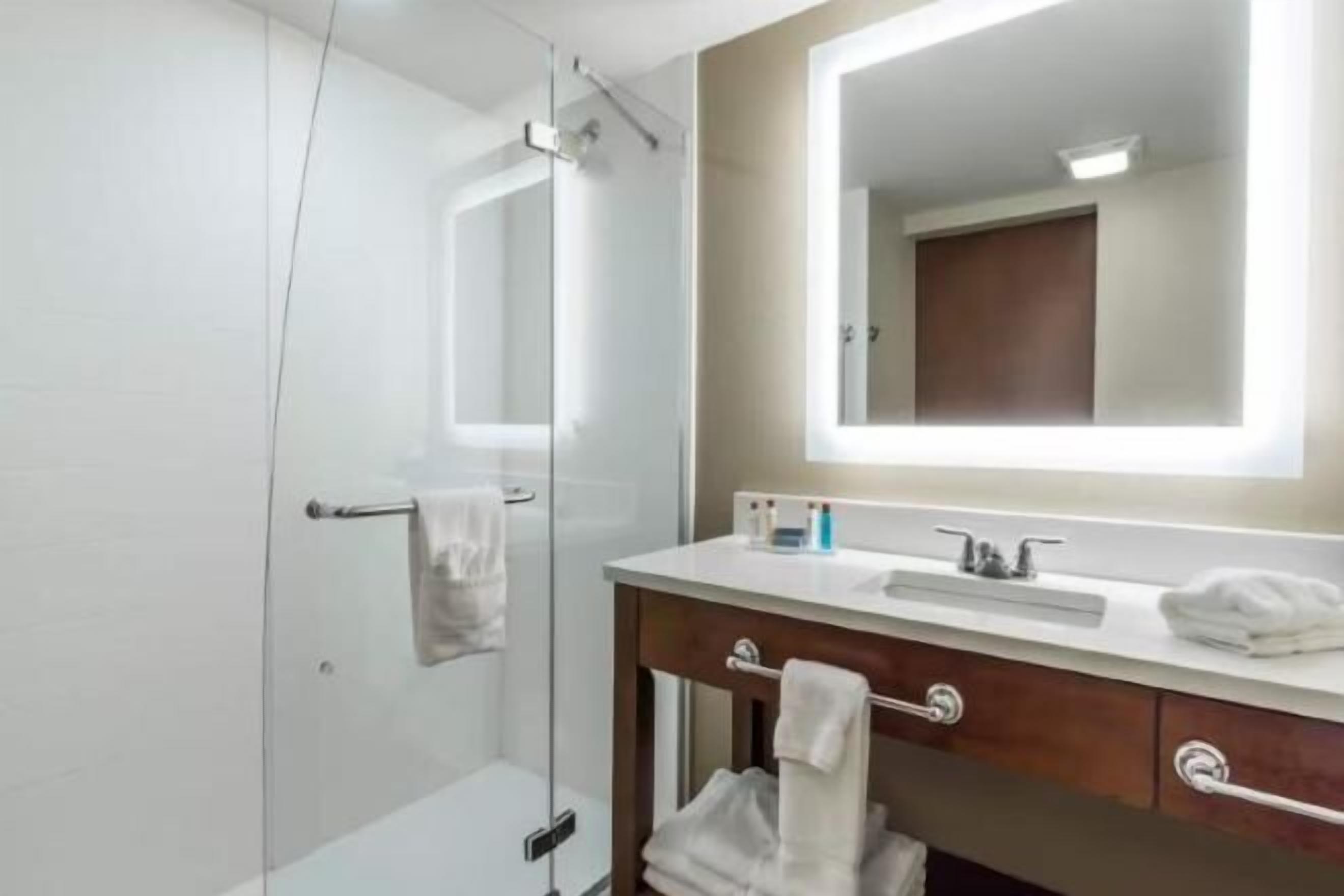 Een haardroger, handdoeken