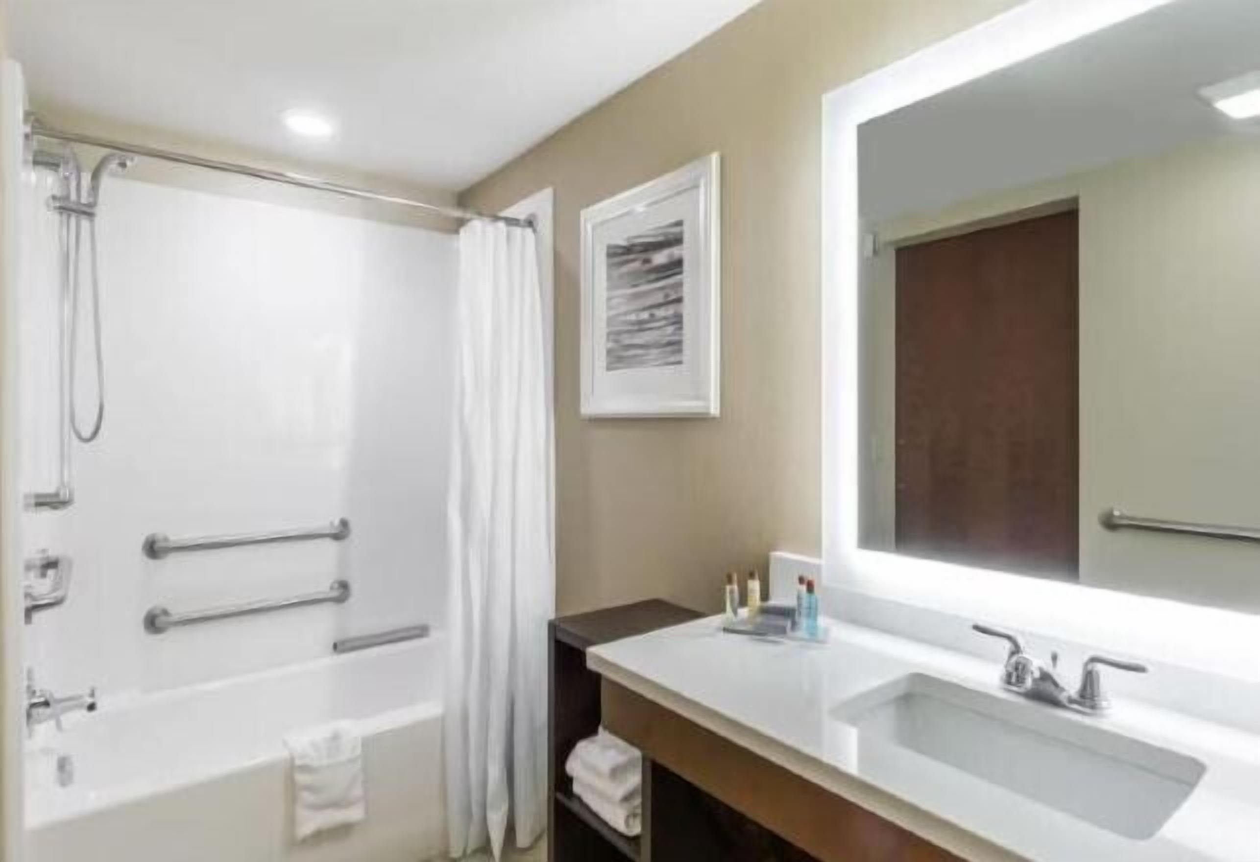 Een haardroger, handdoeken