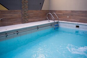 Outdoor pool, open 9 AM to 9 PM, pool loungers - Hotel Marilian (Salta)