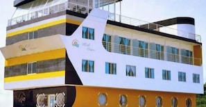 Front of property - Hotel Crucero (Cojimies)