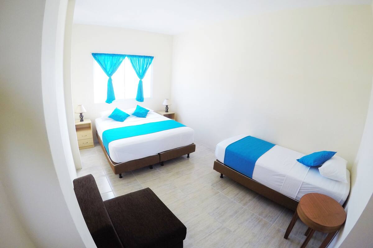 Minibar, muebles diferentes, escritorio y wifi gratis
